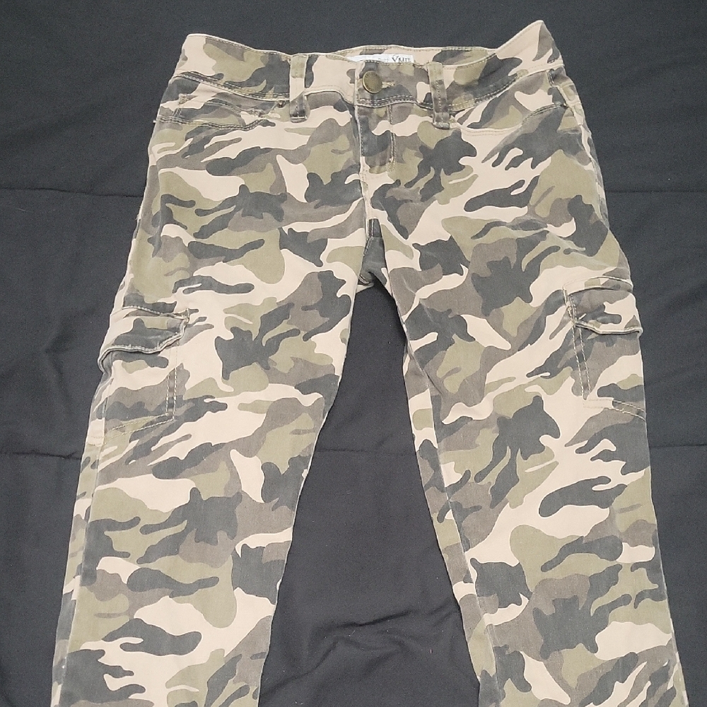 5/$20**YMI WannaBettaButt Size 5 Green Camoflauge Cargo Pants